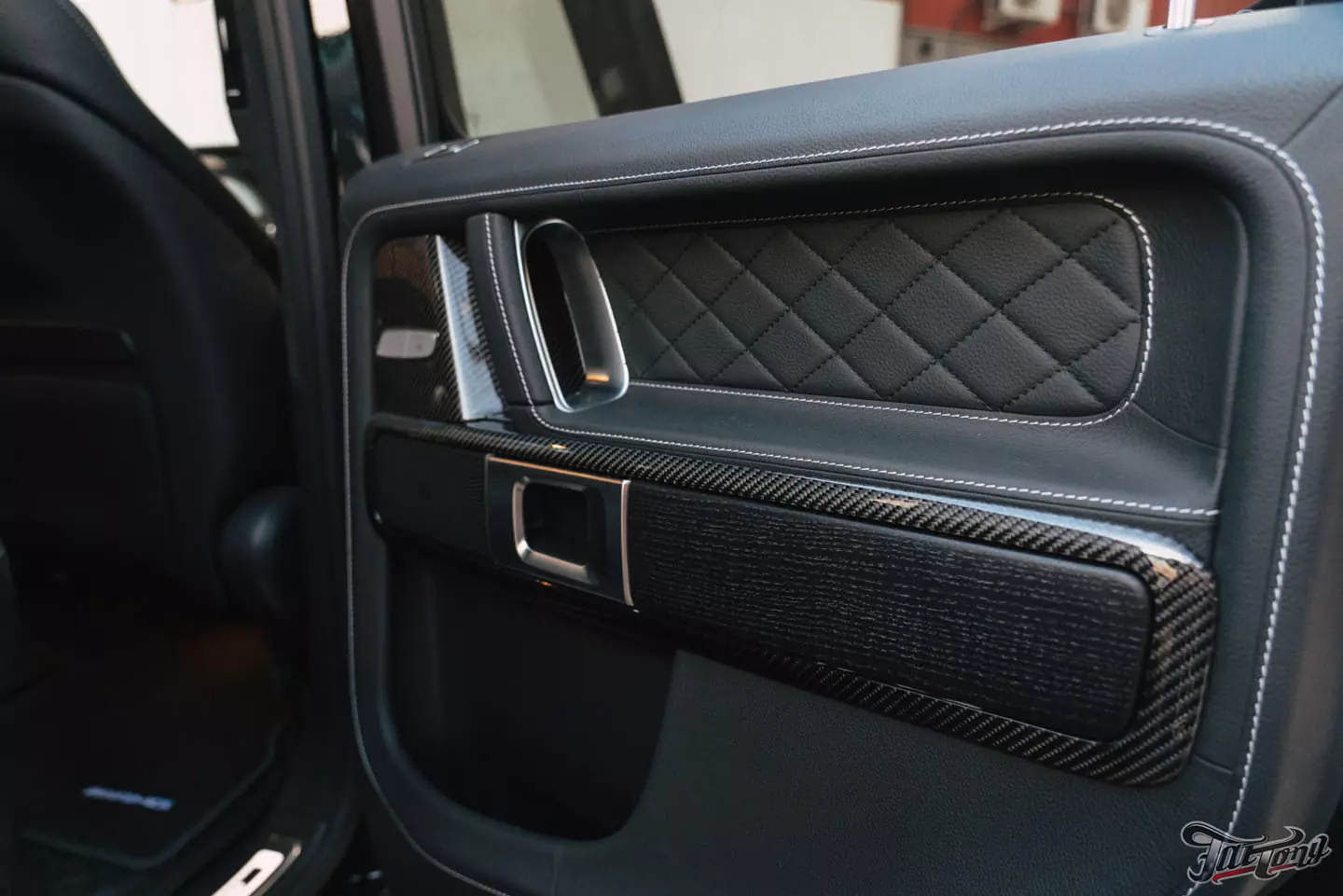 Побортная стереосистема с двумя усилителями на Mercedes G-class. Карбон в салоне. Полировка и керамика кузова, оклейка лобового стекла